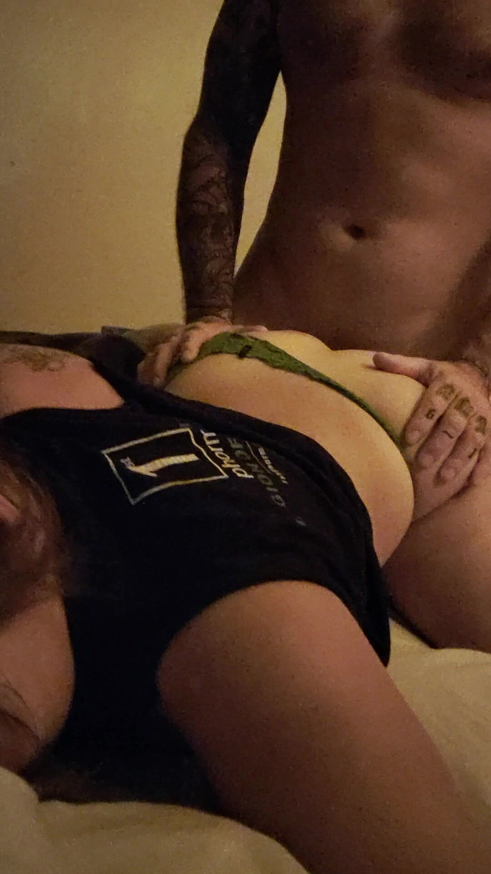 Dirtyoldbastard42: Babygirl dostává pozdní noc tátovi čůrákovi.