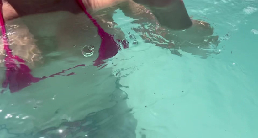 Artemisia Love: Artemisia toont graag haar perfecte tieten in een microbikini onder...