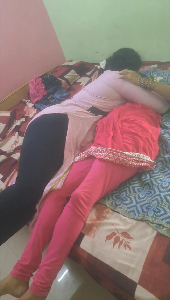 Tamil lesbian: Lesbické tetičky chycené přítelem