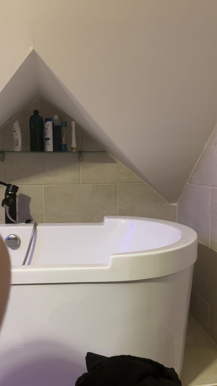 SweetLucy96: Menanggalkan pakaian di kamar mandi