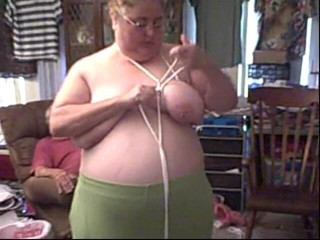 BBW nurse Vicki adventures with friends: Demosto el juego de pezón con auto esclavitud de pecho
