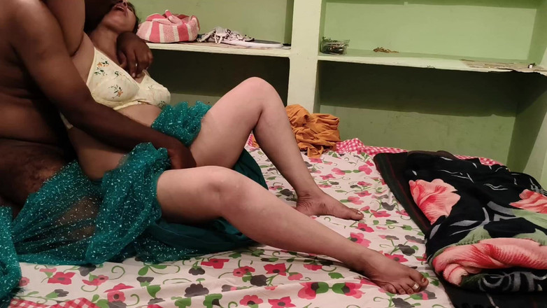 Sexy sindu: Istri hot dengan besar lagi asik dengan kain sprei