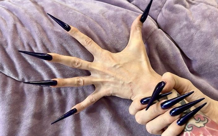 Julia domaina: Dunkelblau, lange Nägel, scharfe stilettos, lange finger und Palmen weit