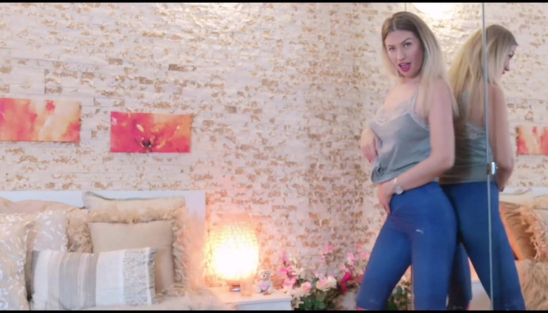 Erotic Tanya: Iubitul are parte de un videoclip surpriză