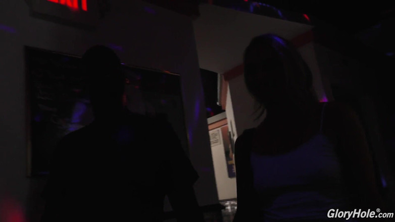 Gloryhole: Riley Reyes svart kuk anal gloryhole