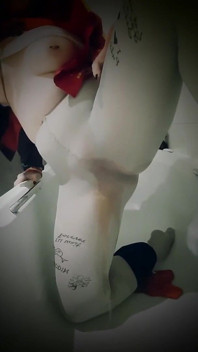 Harley Quinn писает в ванне