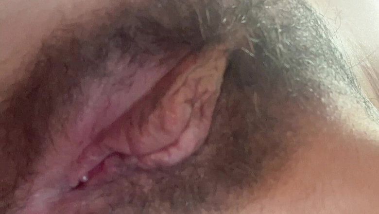 sweethanajapanese: Frecând buza pizdei păroase minuscule