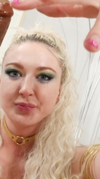 Leya Falcon, femdom à forte poitrine, te taquine avec un coaching masturbatoire