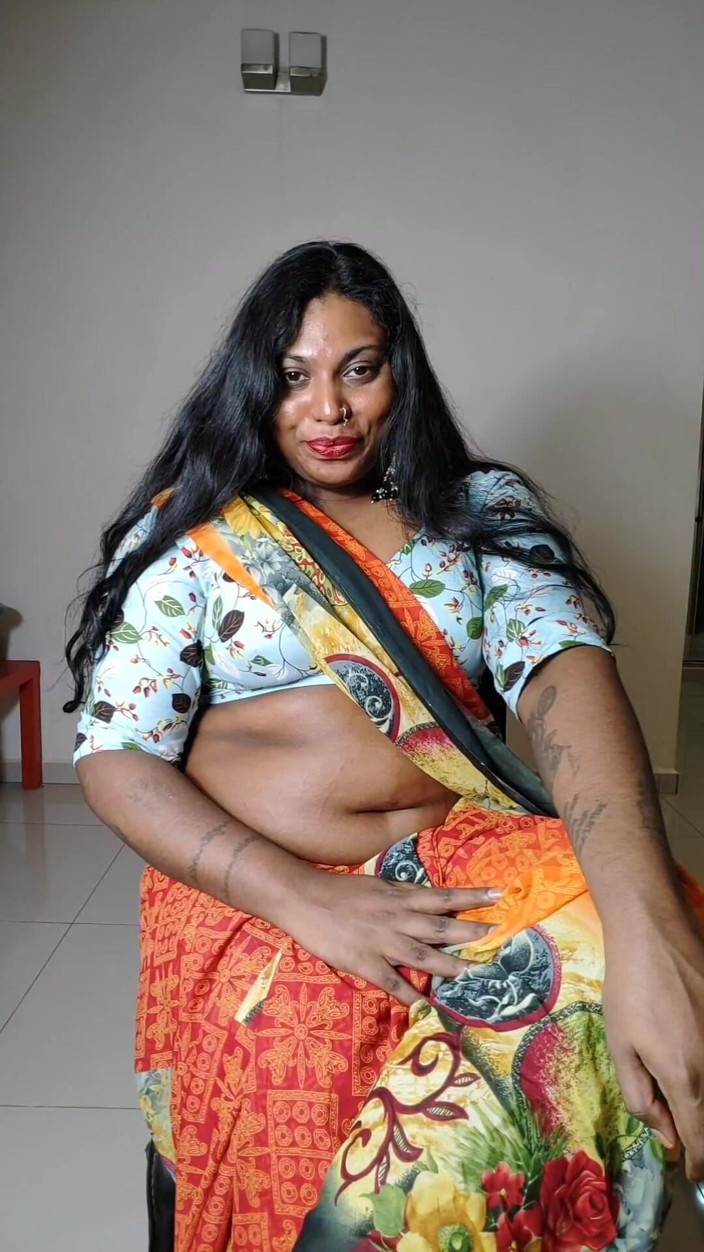 Ilariafajralilura: Aunty Ilaria Tries to Escape the Crowd and Accidentally Discovered...
