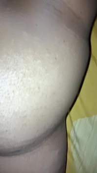 Fallo lentamente nel mio culo, mi sento come se il mio culo scoppierà.