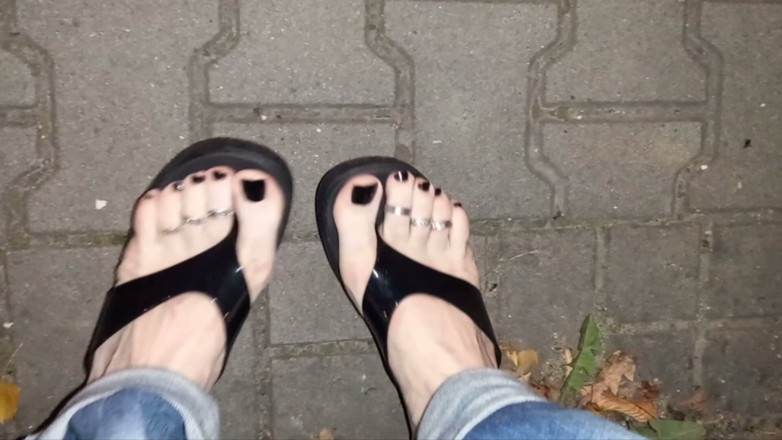 Heelex: Sexy voeten en latex teenslippers