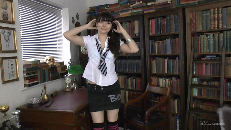 St Mackenzie's Archive: Helen rozbiera się, gdy przyznaje się do koszenia swojego akademika