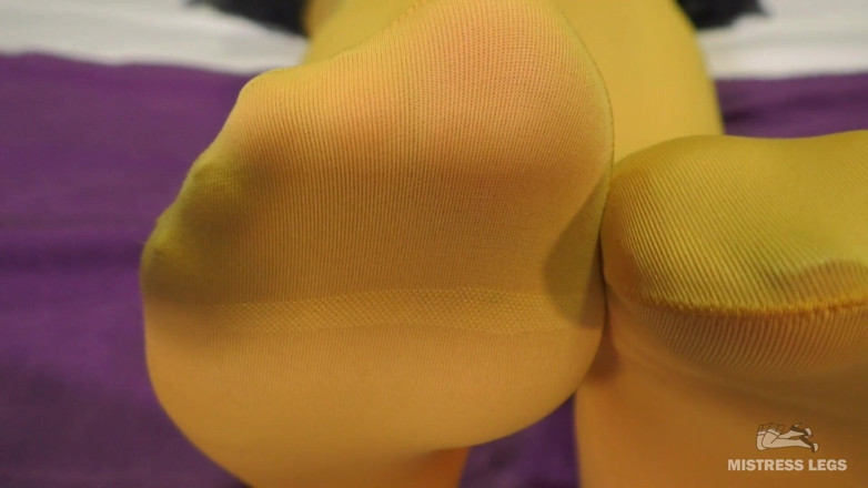 Mistress Legs: 女主人穿着黄色尼龙袜的脚挑逗