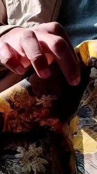 78 缎面打手枪 - 鸡巴头摩擦和射在缎面丝质黄色西装的继妹身上