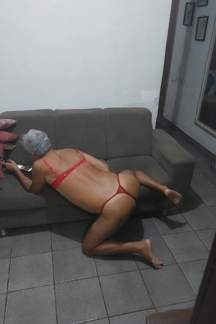 Ladysilvas: Ladysilva อวดตูดเซ็กซี่ของเธอในกางเกงในสีแดงบนโซฟา