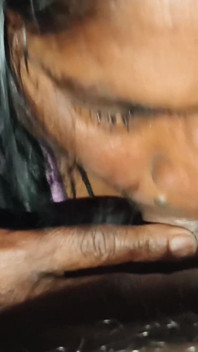 Quente Sangeeta Bhabhi chupando pau e engolindo meu esperma
