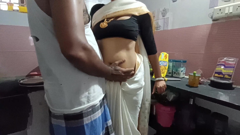 Inba: Bini rumah India Selatan berkongkek di dapur dengan jiran