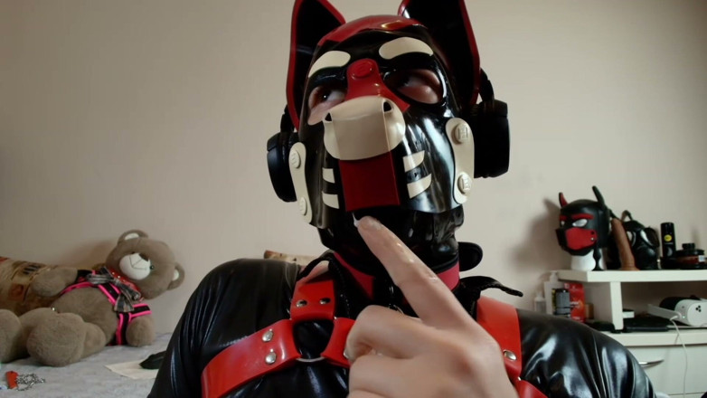Alex GoodBoy: Mit latex überzogener twink lutscht hart an den fingern, sperma explodiert