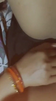 Priya Bhabhi queta la sete della sua figa con brinjal