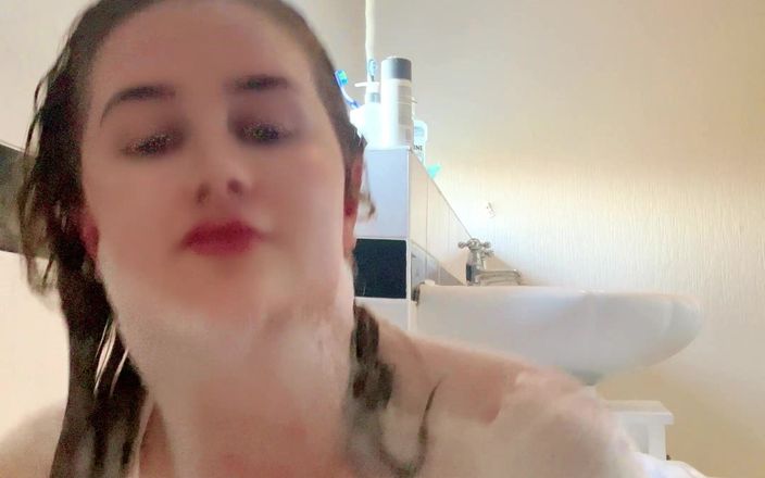 JessieHH: Dej ten telefon dolů a umyj mi prsa ve vaně...