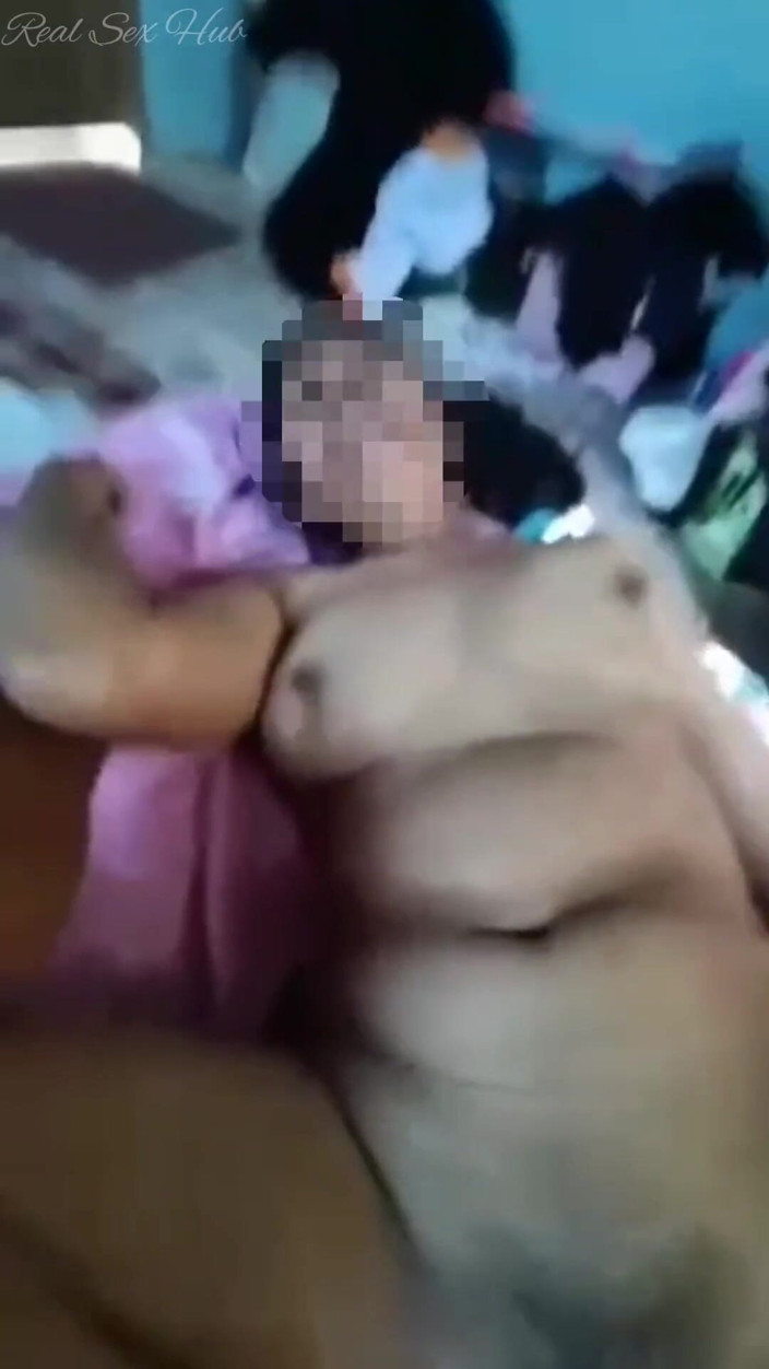 Real sex hub: 印度出轨商店女仆在他的卧室里与主人发生性关系