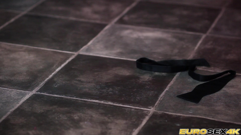 Porn Gutter: Хорошенькая Megen фантазирует о хуе ее мужчины