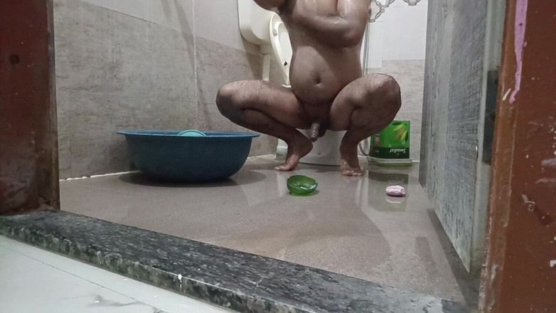 LovedSunsine1990: Siempre voy desnuda en el baño.