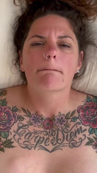 Carrie Capri s’enfile un gode et jouit fort !!