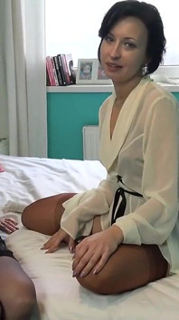 Wanilianna e la modella fetish italiana matura sissy neri sono tornate con calze di nylon genuine vintage e giarrettiera