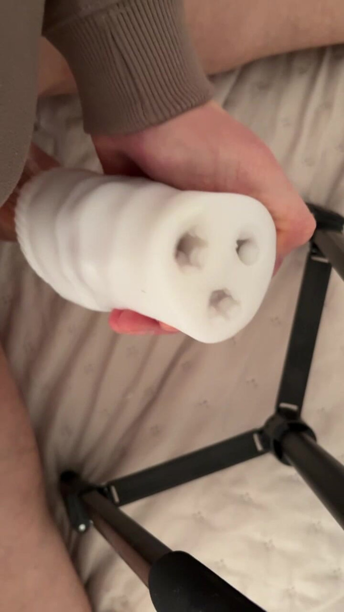 Dosstoevsky: Besar memusnahkan penggetar Fleshlight dan mengisinya dengan air mani
