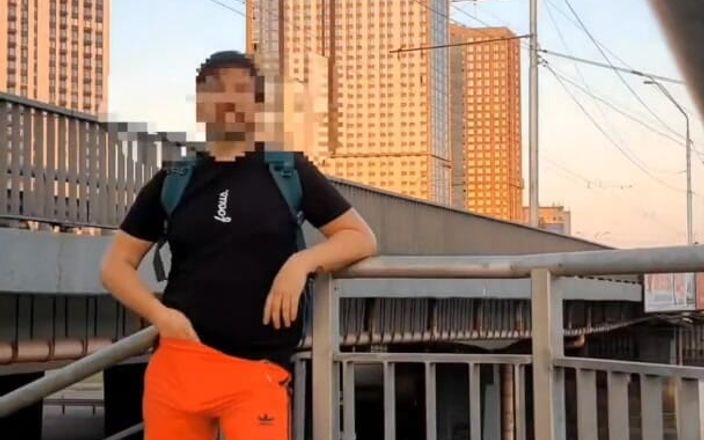 Wanker forever: Branlette super sexy et risquée dans une rue publique. J’ai...