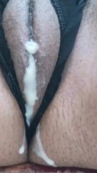 이 두 이복 누이 중 어느 것이 가장 부어 오르가즘을 가지고 있으며 늙은 발효 정액의 덩어리가 새고 있습니까?