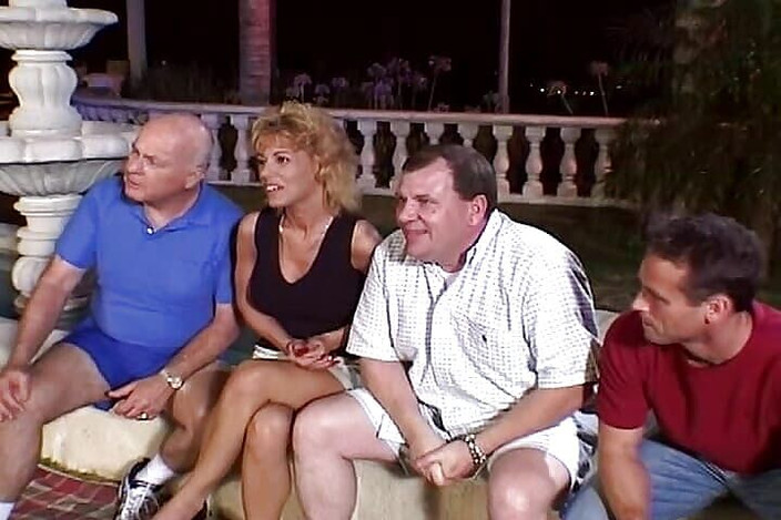 Vintage Life: 大奶子金发熟女的阴户被干，而丈夫则在旁边观看