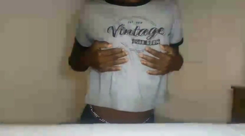 BrownGurl234: Piccola sexy calda al rallentatore con curve oliate e massaggio...
