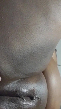 Une MILF dévergondée au cul rebondi fait un 69 avec une grosse bite