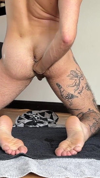 Aç delik alt xxl göt tıkacıyla oynuyor ve kendi deliğine yumruk sokuyor