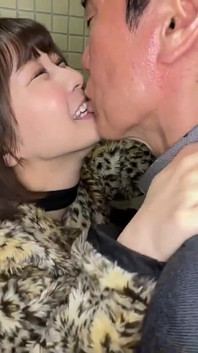 Jeu de sexe amusant, flanquer à différents endroits, faire jouir un homme mature. partie 1