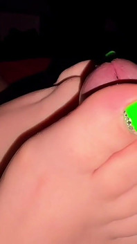 Vero Footjob Amatoriale Con Belle Dita Dei Piedi in Primo Piano