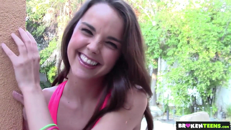Broken teens: Seksowna laska Dillion Harper dostaje ciepłe ładunek twarzy na zewnątrz w...