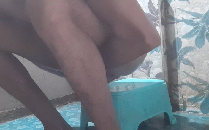 Che: Un Indien fait une branlette dans la salle de bain...