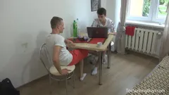Dan이 노트북에 있는 동안 폴이 자신의 휴대폰에 있고 처음에는 지루해 보입니다.