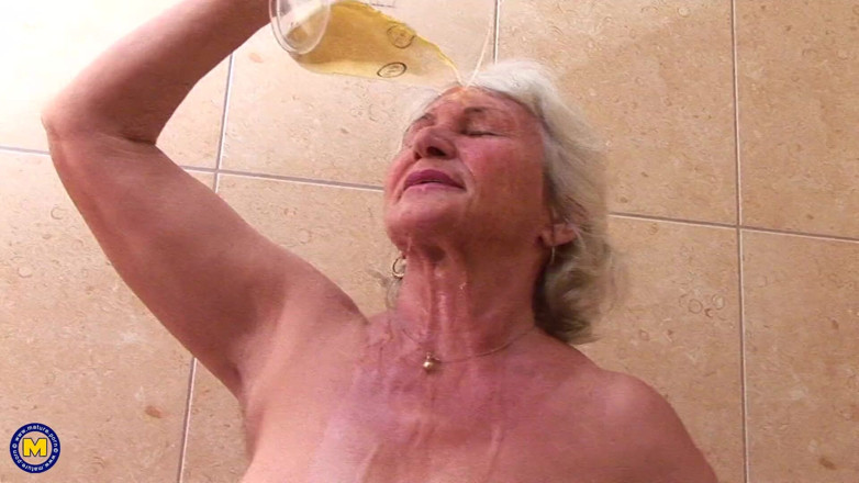 Mature NL: 야구 방망이를 딜도로 사용하는 60 플러스 털이 무성한 할머니 마리아!