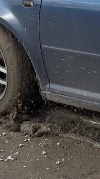 Carro preso na lama: masturbação desesperada, boquete desleixado e gozada facial pública