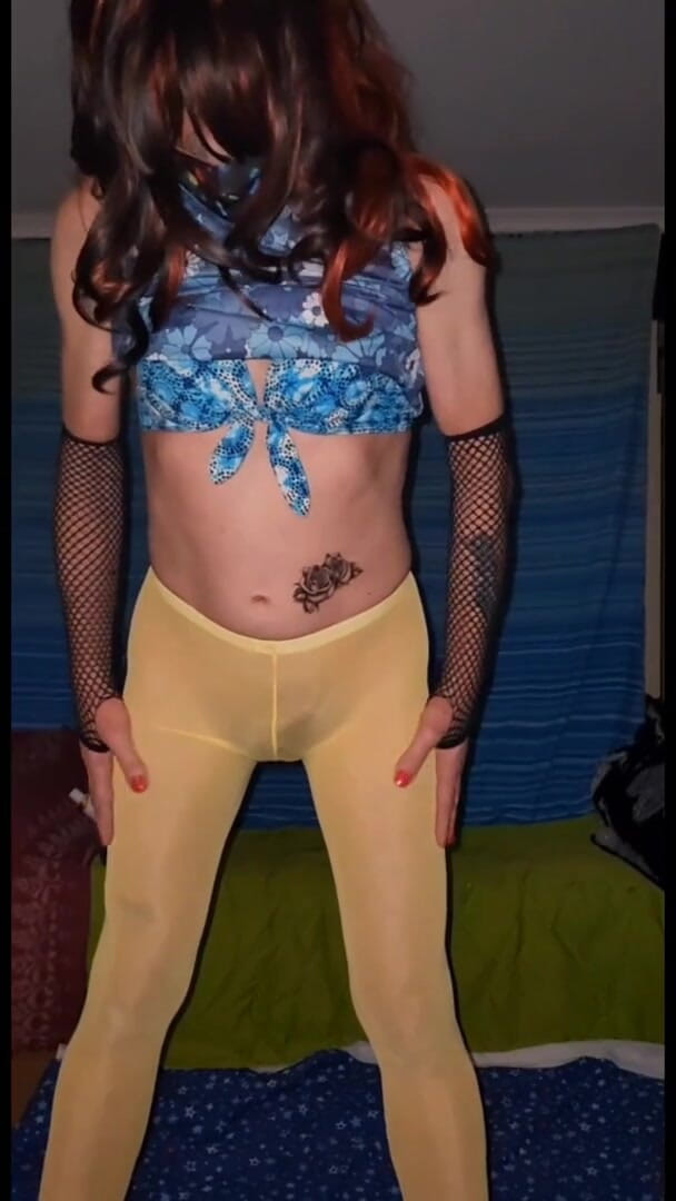 Lizzaali: Noch ein clip, den ich in meiner gelben strumpfhose gemacht...