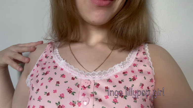 Inga lillypop girl: Süßes mädchen zeigt ihre kleinen titten