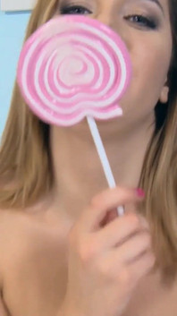 Meravigliosa bionda con un corpo perfetto tocca la sua fica con dolci caramelle