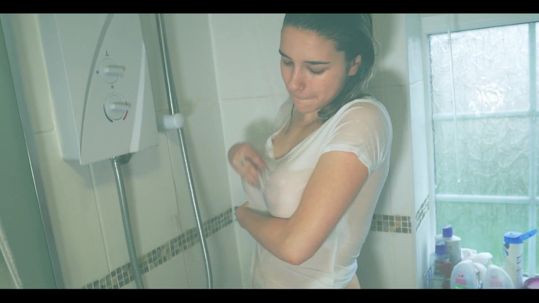 Samantha Flair: शॉवर में गीली शर्ट