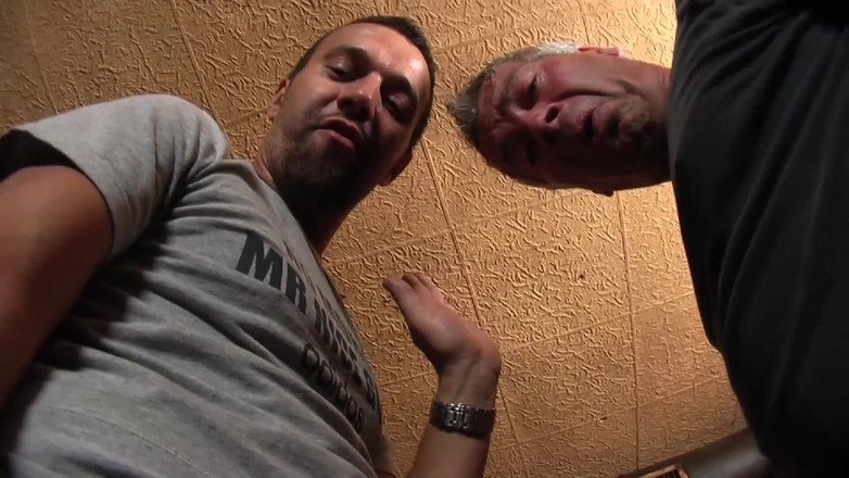 Old & Young: Old &amp;young - morena peituda é fodida por dois caras em público, assista...