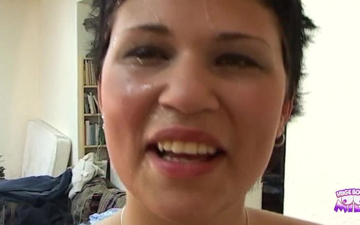 Huge Boobs MILF: 短い髪とタトゥーのあるブルネットは、彼がすぐに絶頂するほど良いペニスを吸います