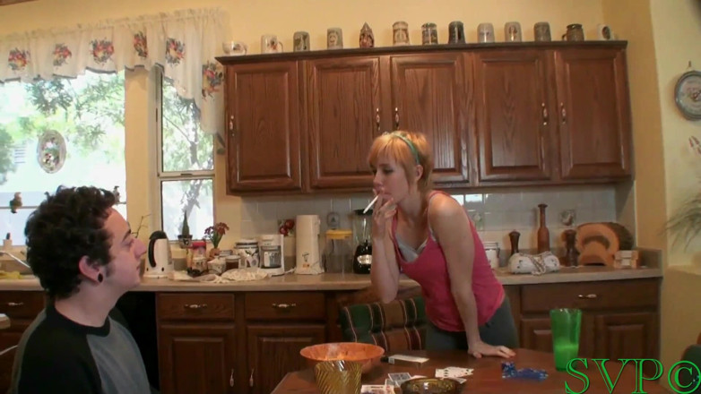 Wicked smoking stepsisters: Rae de 18 años fuma para su hermanastro